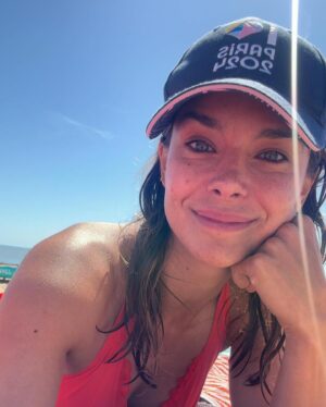 Marine Lorphelin Instagram - Quelques instants de vacances, les autres souvenirs sont dans la tête et le cœur 🌊 @stan_gruau ❤️

Déconnexion sans téléphone, soleil et sport, famille et amis, jeux et repos, glaces et barbecues. Avec ma casquette favorite 😌

J’espère que vous aussi vous avez pu souffler 🙏🏽
#vacances #france #summer #deconnexion