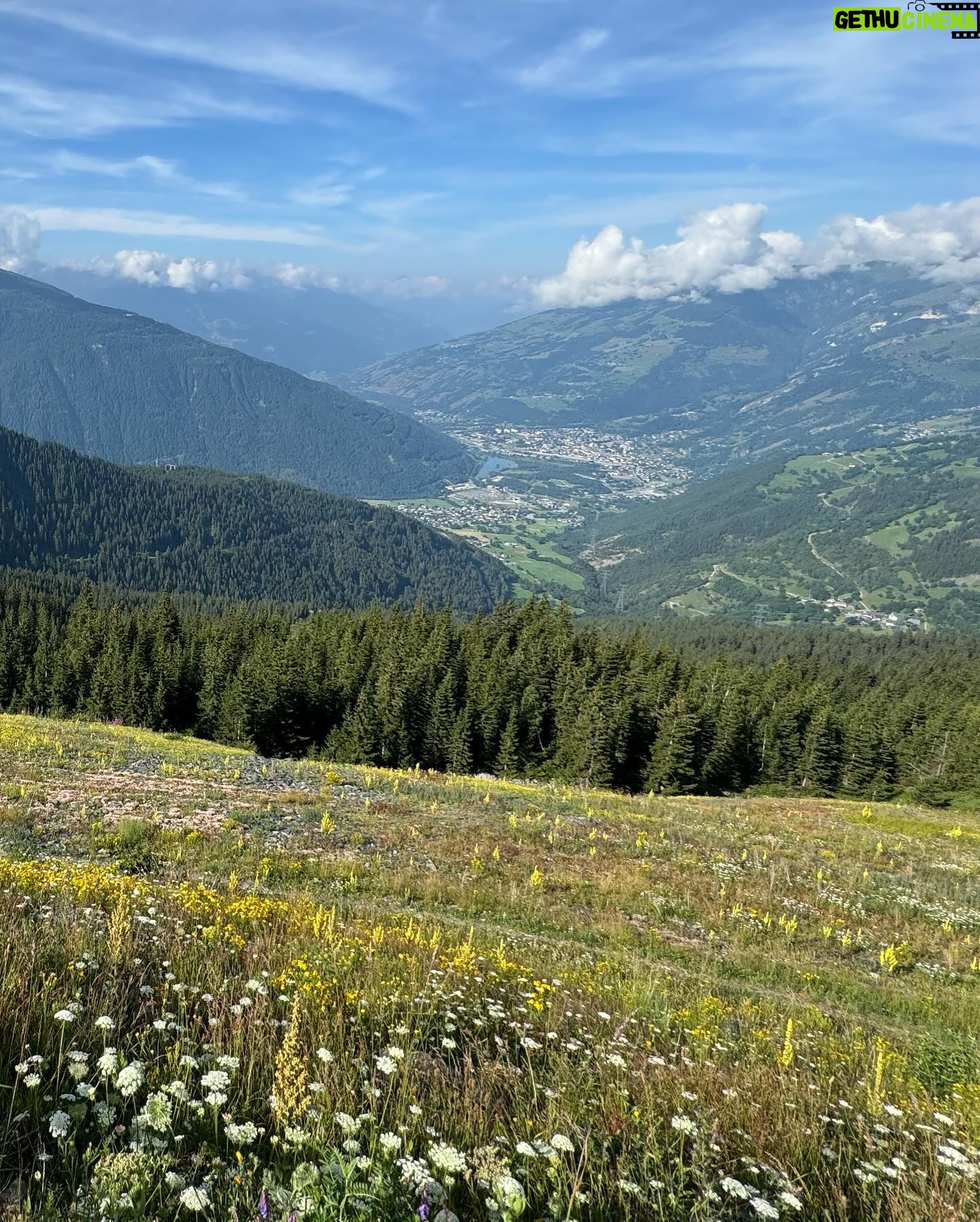Marine Lorphelin - 34.3K Likes - Weekend PARFAIT ⛰️🥰
Chamonix tu ne nous déçois jamais !
Trail, VTT, rando 💪🏽
Mais aussi super ambiance, bonne nourriture, apéros avec les copains Max & Laurianne et détente dans notre hôtel préféré @foliedoucehotelschamonix !
À très bientôt Cham, dans l’effervescence de l’UTMB 🤩
#chamonix #weekendfrance #montagne #lafoliedouce - invitation -