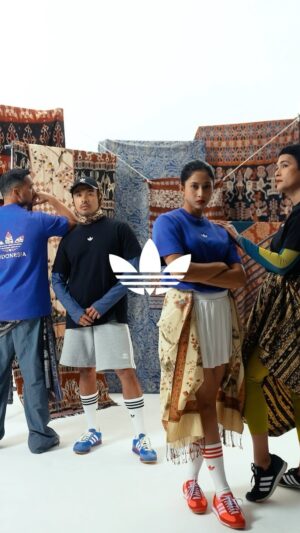 Mario Lawalata Instagram - adidas Indonesia mempersembahkan Independence Tee, kolaborasi istimewa dengan @oscarlawalataculture. Kaos ini mewakili semangat kemerdekaan nasional dengan gaya kasual yang dapat dipadukan dengan gaya pribadi setiap orang.

Dapatkan segera di mitra retail adidas Indonesia atau klik link di bio. Selamat Hari Kemerdekaan! 🇮🇩🔗