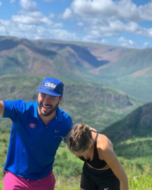 Maripier Morin Instagram - Raphaël, c’est mon petit frère. 
On l’appelait chouchou, parce qu’il était la personne préférée de tous ceux qui le connaissaient.

Ralph adorait cuisiner, faire du ski nautique au lac et du snowboard dans la grosse poudreuse des Chic-Chocs.

Il aimait sa Gaspésie, le chalet et il avait une passion infinie pour le beurre. 

Il était généreux, avenant, travaillant, sensible et surtout très gourmand. Son intensité et sa passion faisait de lui un magnifique feu d’artifice. 

Il avait une oreille bienveillante pour tous ceux qui désiraient se confier et racontait les histoires comme personne. 
Il était drôle, enjoué, de bonne compagnie.

Raphaël était bon dans tout: du violon au karaté en passant par le patin de vitesse, le football, le monocycle, les arts du cirque, le golf, et même le grand ménage. 

Ce qu’il aimait par dessus tout, c’était sa blonde Val et son bébé, Charlo Chien, sa famille et ses amis.

Malheureusement, Raphaël portait également en lui une grande souffrance. Il se battait depuis plusieurs années avec un trouble de la dépendance. 

Il a décidé de mettre fin à celle-ci le 9 juillet dernier.

Les mots nous manquent pour exprimer le vide et la douleur que nous éprouvons. 

En espérant que ton coeur est plus léger là ou tu es.
Je t’aime 

Si vous souffrez ou vivez des moments difficiles, sachez que des ressources existent. Appel avant..
SOS suicide: 1-866-APPELLE ou le 9-8-8
Aide Drogue et référence: 1-800-265-2626

Si vous désirez faire un don à sa mémoire aux Maisons Péladeau, le lien est dans ma bio. 

En général, la mort fait que l’on devient plus attentif à la vie. - Paulo Coelho