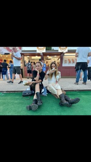 Marisa Cruz Instagram - A noite de ontem no @nos_alive foi basicamente isto que está neste reels, eu não me envergonho,😂 já a @patsargento não sei… 

 @nos_alive 
#nosalive #verao2024 #passeiomaritimodealges #nosalive2024 #arcadefire #blackpumas #benjaminclementine #thesmashingpumpkins #fidelidadeseguros