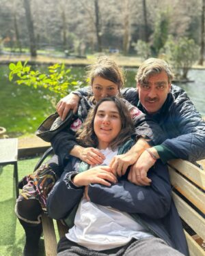 Marisa Passera Instagram - Super Nero sei l’amore più luminoso che conosco , il mio cuore verde ,un po’ come l’umbria , infatti appena ti vedo respiro💚 grazie per come sei, per avermi fatto con le tue mani un cappellino spiegandomi che si tratta di un cirripede, non ci sarei mai arrivata , un po’ come il viaggio per l’umbria , grazie per aver detto a una neonata preparati a vivere ! E a noi che ci ami così tanto e che ti mancheremo ma non così tanto da non farcela tranquillamente ❤️ sono così piena di fiducia per te e per tutti i cammini che chiacchierando e inventando illuminerai ✨