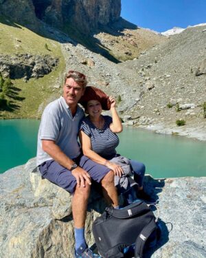 Marisa Passera Instagram - Io che come nella canzone di Brunori parto per scalare le montagne e poi ,di solito , mi fermo al primo ristorante , quest’anno prometto ( al mio cuore , a Filippo al Vic e al mio contapassi dell’iphone) di camminare un po’ di più . Perché poi lassù è bellissimo 💙