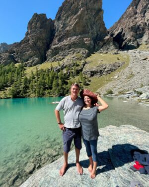 Marisa Passera Instagram - Io che come nella canzone di Brunori parto per scalare le montagne e poi ,di solito , mi fermo al primo ristorante , quest’anno prometto ( al mio cuore , a Filippo al Vic e al mio contapassi dell’iphone) di camminare un po’ di più . Perché poi lassù è bellissimo 💙