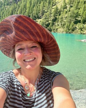 Marisa Passera Instagram - Io che come nella canzone di Brunori parto per scalare le montagne e poi ,di solito , mi fermo al primo ristorante , quest’anno prometto ( al mio cuore , a Filippo al Vic e al mio contapassi dell’iphone) di camminare un po’ di più . Perché poi lassù è bellissimo 💙