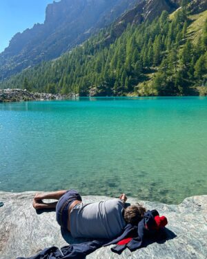 Marisa Passera Instagram - Io che come nella canzone di Brunori parto per scalare le montagne e poi ,di solito , mi fermo al primo ristorante , quest’anno prometto ( al mio cuore , a Filippo al Vic e al mio contapassi dell’iphone) di camminare un po’ di più . Perché poi lassù è bellissimo 💙