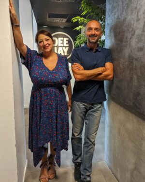 Marisa Passera Instagram - Avremmo potuto fare un post ieri per l'inizio della nuova stagione.
Ma eccoci qui, tutti i giorni alle 13 su @radiodeejay ❤️