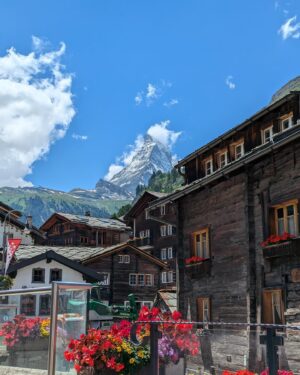 Marisa Passera Instagram - 🏔️Alpine crossing 🏔️ il Cervino 💙 fronte / retro da 2000 metri a 3880 e poi giù a 1620 e ritorno 🚠 #Cervinia #Zermatt @cervinoskiparadise @radiodeejay