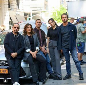 Mariska Hargitay Instagram - Back at it with my #Squad  #SVU26