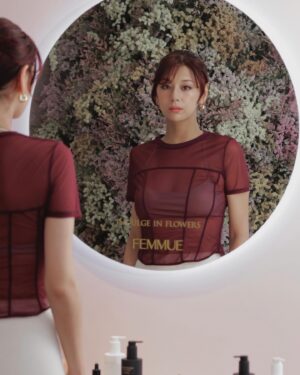 Mariya Nishiuchi Instagram - 私が普段愛用している韓国発のモダンボタニカルビューティブランド「FEMMUE(ファミュ)」
@femmue_japan が7月6日(土)・7日(日)ブランド初となる 路面店での期間限定POPUPを表参道で開催🌟
早速体験してきました〜

クリア肌美容液「ルミエール ヴァイタルC」が7月6日に進化して発売され、透明感のあるクリアな肌を追求し、毛穴が気になる肌にハリ感を与え、きめの整った滑らかな肌にしてくれます✨

乾燥した肌に水分と油分をバランスよく与えながら、肌のうるおいバリア機能をサポートしてくれる、新登場のシートマスク「ドリームグロウマスク(HR)」もいち早くゲットできるし、店内もとっても可愛く、成分の説明もとても細かく伝えて下さって、実際に手に取って試せるのでぜひ行ってみてね🥳

セルフフォトブースもあって楽しかった😋

　
<FEMMUE OMOTESANDO 2DAYS POP-UP STORE> 開催日時:2024年7月6日(土)10:00-19:00 / 7日(日) 10:00-18:30 会場:seeen(https://seeen.jp/) 
住所:東京都渋谷区神宮前4-13-12

@femmue_japan

#FEMMUE#ファミュ#ドリームグロウマスク #ルミエールヴァイタルC#PR