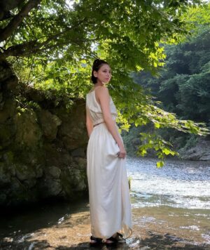 Mariya Nishiuchi Instagram - 10年以上通っている大好きな川に行ってきました〜🌱

この夏も旅行や自然のあるところに沢山出かける予定なのでそんな時には上質な素材で心地の良いバナナ・リパブリックが大活躍です！
今回はビスコースリネン素材のセットアップで☺️🤍

@bananarepublic_jp
#バナナリパブリック #バナリパ #リネン #PR