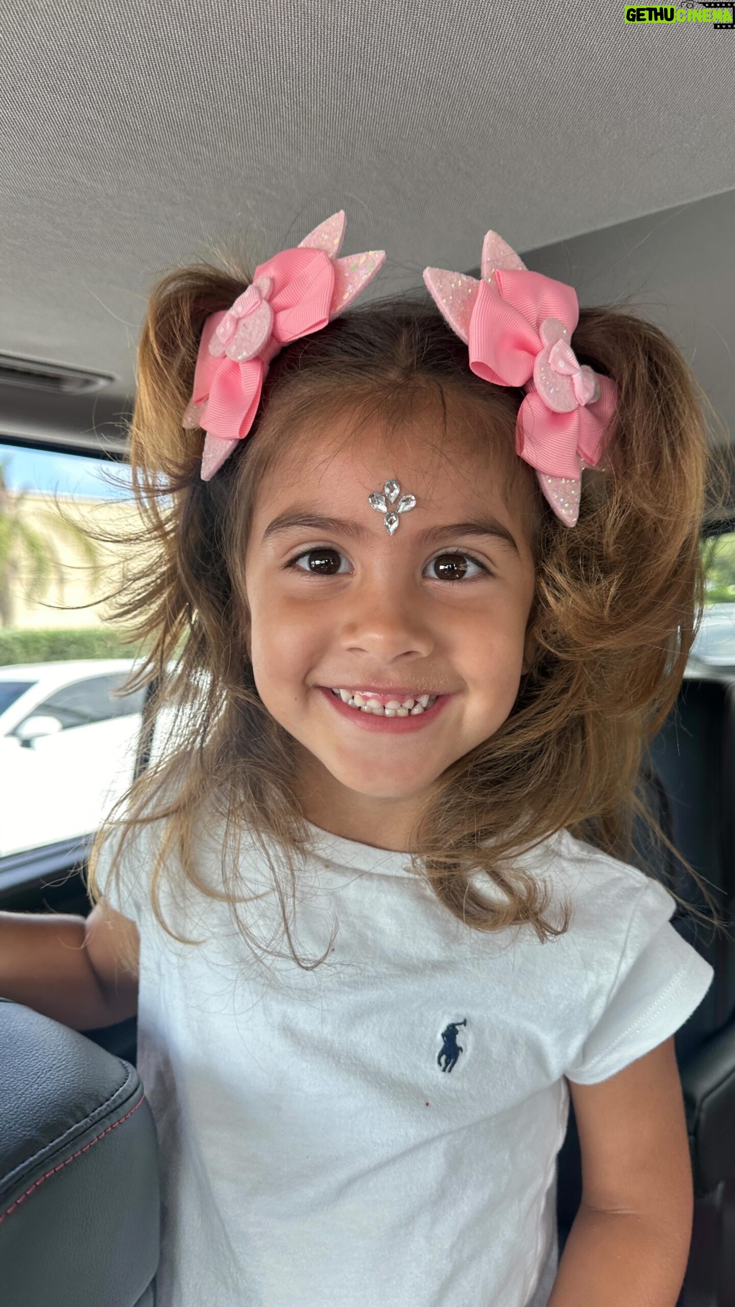 Marjorie Magri - 2.4K Likes - FELIZ CUMPLEAÑOS #3 MI REINA ❤️
#mialessandra💖👶🏻💖
Mi niña dulce, explosiva, mi dinamita, mi terremoto 😍mi niña inteligente, educada, amable, mi pequeña militar, cuentera🤣 mi llorona favorita, la que no para de hablar y se mete en todas las conversaciones 🤣 la que regaña, la que le gusta ponerse todos sus vestidos en un mismo día pero en especial, tu vestido rojo ❤️ tu favorito; la que llena con su luz y su brillo a donde sea que llega y se hace notar con sus ocurrencias, ni en el mejor de mis sueños pensé merecer tanto. Gracias eternas por escogerme como tu mamá mi reina amada, por ser mi mejor maestra. Llegaste para completarnos y llenarnos de lecciones infinitas. Eres luz hija mía, eres tan inmensa que te pierdes de vista, con tu personalidad única. LA REINA, MI REINA 👸
TE AMO HIJA MÍA ❤️ FELIZ CUMPLEAÑOS AMOR DE MI VIDA 😍