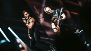Mark Tremonti Instagram - Thank you Chicago for a night we will NEVER forget🔥 The weather couldn’t keep us apart🙏🏼 #redemption 
#Creed #SummerOf99