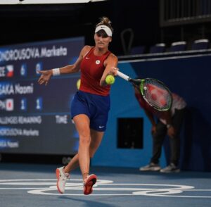 Markéta Vondroušová Instagram - Je mi to moc líto, ale ze zdravotních důvodů se neúčastním letošních olympijských her v Paříži💔
Doufala jsem do poslední chvíle,že by to mohlo jít alespoň v deblu, ale problémy s rukou mě na kurt nepustí.  Soustředím se teď,abych byla v pořádku na US Open, všem českým reprezentantům ve Francii budu držet palce na dálku🤞🏻🏅

Snad brzo na kurtě❤️‍🩹