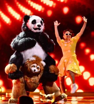 Marko Lehtosalo Instagram - Haha tack för alla glada tillrop ang Masked Singer. 

Det var en stor ära att få bära pandadräkten gjord av sanna konstnärer ❤️🐼 

Designer Pelle Magnestam

Och byggteamet för dräkterna

Fia Reisek
Niklas Hermansson 
Pernilla Fisher 
Kicki Öman
Erik Apelskog 
Christopher Bloom
Malin Von Mate’rn
Oskar Wallroth 

@fixas.se 

📸 Bild tagen av eminenta @photographerkarintornblom 

@tv4 @maskedsingersverige