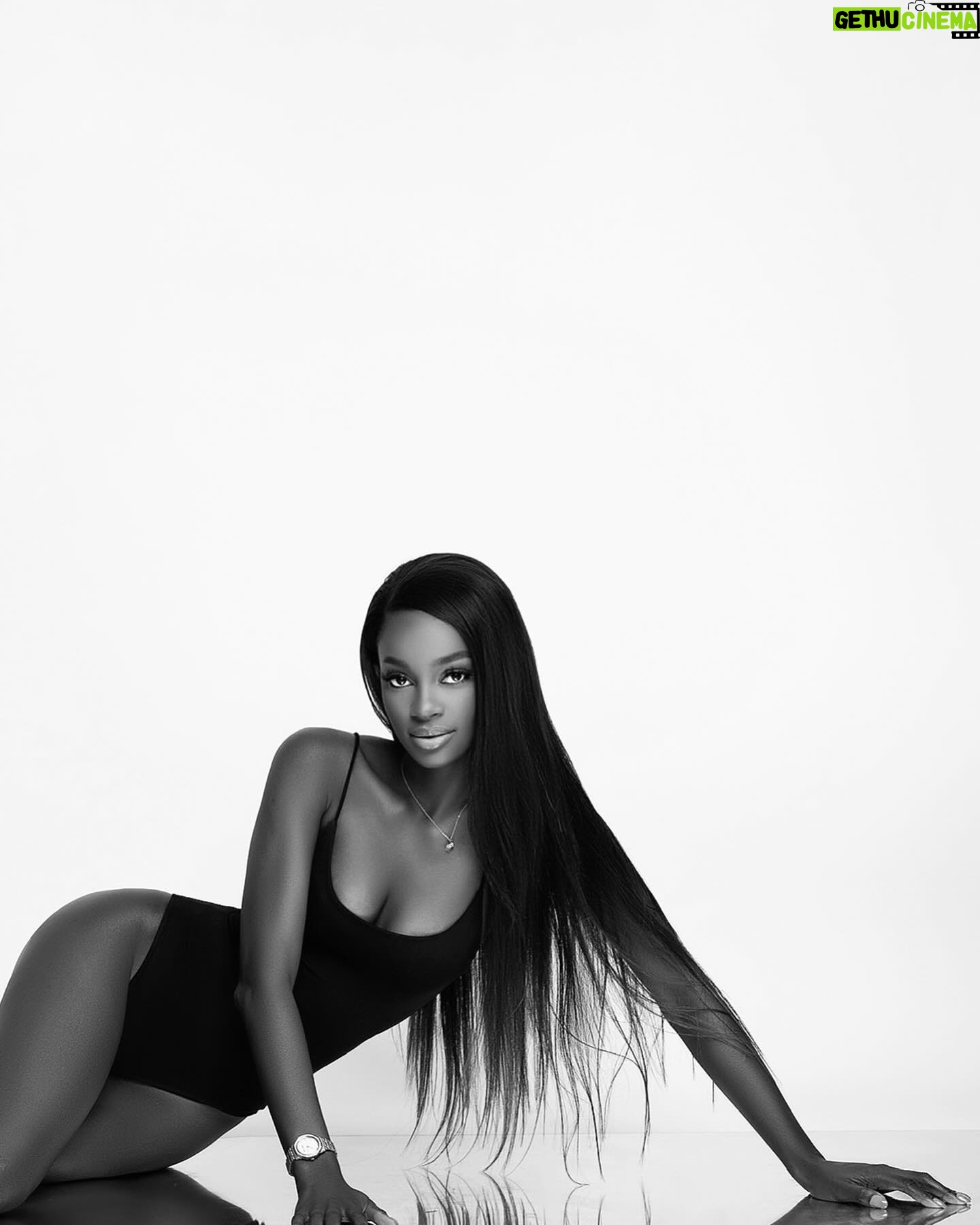 Marlène Kouassi - 9.5K Likes - Les limites sont dans nos têtes…✨
📸: @jeangoun
💄: @makeup_bydelapriere