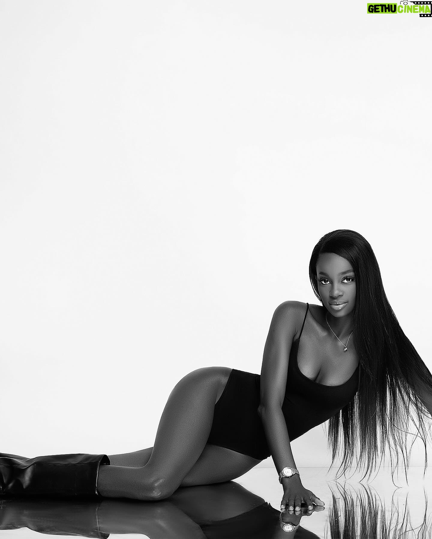 Marlène Kouassi - 9.5K Likes - Les limites sont dans nos têtes…✨
📸: @jeangoun
💄: @makeup_bydelapriere
