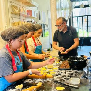 Maroun Chedid Instagram - Instilling life skills that foster independence, creativity and appreciation for good ingredients and nutrition! #Cookingwithkids #SummerCookingCamp @marounchedidcookingacademy