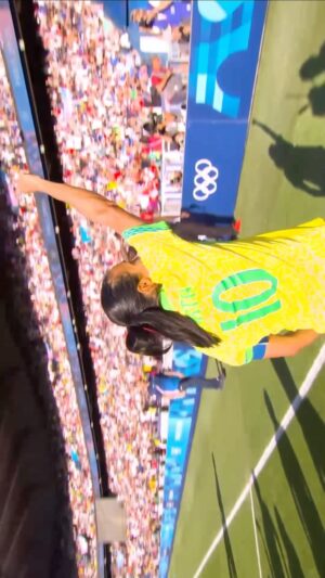 Marta Instagram - Gira o celular e pega o lencinho pra me ajudar a enxugar as lágrimas da Crônica do #Dia14. Que foi também a última dança da Marta com a Seleção. 

Desculpem a voz e a emoção ❤️

🎥: COI/ CazeTV