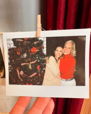 Marta Andrino Instagram - Eu sei que tenho muita SORTE, reconheço-a e admito-a: Tenho a MELHOR MÃE DO MUNDO, que hoje faz anos e a cada ano se torna maior e melhor, em tudo. Todos os dias lhe digo que a amo, hoje digo-o ao mundo: AMO MUITO A MINHA MÃE ♥️ 
Obrigada por me ensinares a realizar sempre os meus sonhos, assim como fazes com os teus 🎈🎉 PARABÉNS @andrinocarla #amaefazanos #muitasorte #minhamae #diadefesta #parabens