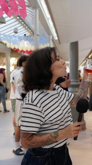 Marta Bateira Instagram - Piquenique com chouriça, salpicão, vinhaça, fruta fresca e queijinho picante? Temos!!!

Há Beatriz Gosta no Bolhão a ensinar como passar um dia gostoso de verão com os amigos.

#mercadodobolhao #bolhao #bolhaomarket #mercadodefrescos #porto #goporto #beatrizgosta