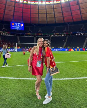 Marta Díaz Instagram - Final de la Eurocopa, ha sido una de las experiencias más emocionantes de mi vida 🥹❤️🇪🇸🔥 nos la llevamossss a casaaaa! 🏆 
@alicecampello @alvaromorata os merecéis todo lo bueno que os pase, os admiro, y os quiero, sois la familia más bonita del mundo 😍✨🫶🏼