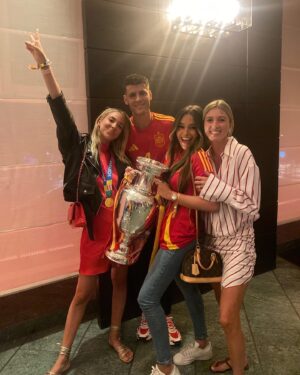 Marta Díaz Instagram - Final de la Eurocopa, ha sido una de las experiencias más emocionantes de mi vida 🥹❤️🇪🇸🔥 nos la llevamossss a casaaaa! 🏆 
@alicecampello @alvaromorata os merecéis todo lo bueno que os pase, os admiro, y os quiero, sois la familia más bonita del mundo 😍✨🫶🏼