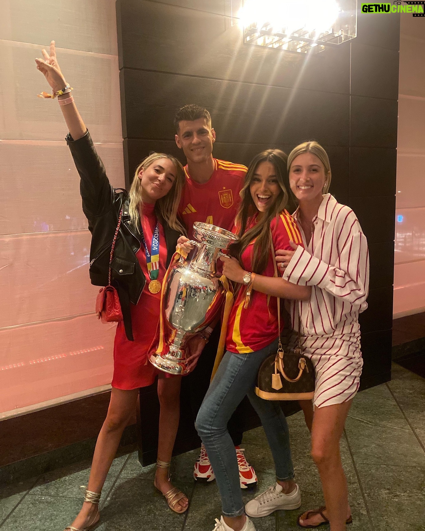 Marta Díaz - 775.1K Likes - Final de la Eurocopa, ha sido una de las experiencias más emocionantes de mi vida 🥹❤️🇪🇸🔥 nos la llevamossss a casaaaa! 🏆
@alicecampello @alvaromorata os merecéis todo lo bueno que os pase, os admiro, y os quiero, sois la familia más bonita del mundo 😍✨🫶🏼