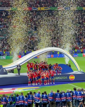 Marta Díaz Instagram - Final de la Eurocopa, ha sido una de las experiencias más emocionantes de mi vida 🥹❤️🇪🇸🔥 nos la llevamossss a casaaaa! 🏆 
@alicecampello @alvaromorata os merecéis todo lo bueno que os pase, os admiro, y os quiero, sois la familia más bonita del mundo 😍✨🫶🏼