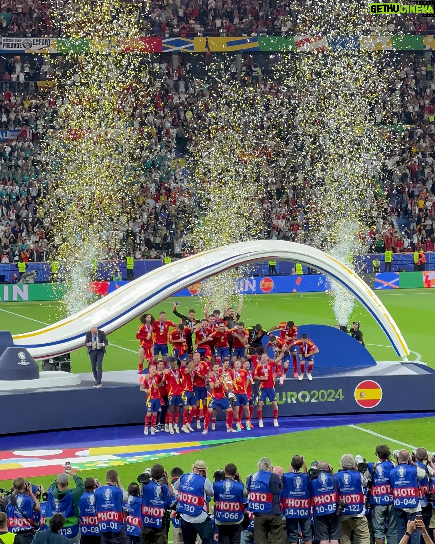 Marta Díaz - 775.1K Likes - Final de la Eurocopa, ha sido una de las experiencias más emocionantes de mi vida 🥹❤️🇪🇸🔥 nos la llevamossss a casaaaa! 🏆
@alicecampello @alvaromorata os merecéis todo lo bueno que os pase, os admiro, y os quiero, sois la familia más bonita del mundo 😍✨🫶🏼
