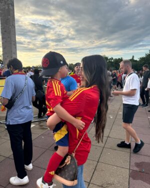 Marta Díaz Instagram - Final de la Eurocopa, ha sido una de las experiencias más emocionantes de mi vida 🥹❤️🇪🇸🔥 nos la llevamossss a casaaaa! 🏆 
@alicecampello @alvaromorata os merecéis todo lo bueno que os pase, os admiro, y os quiero, sois la familia más bonita del mundo 😍✨🫶🏼