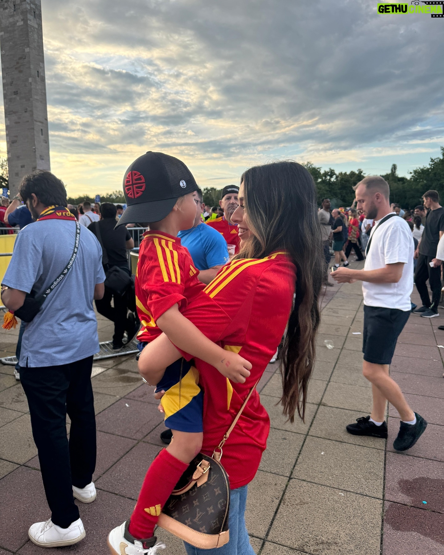 Marta Díaz - 775.1K Likes - Final de la Eurocopa, ha sido una de las experiencias más emocionantes de mi vida 🥹❤️🇪🇸🔥 nos la llevamossss a casaaaa! 🏆
@alicecampello @alvaromorata os merecéis todo lo bueno que os pase, os admiro, y os quiero, sois la familia más bonita del mundo 😍✨🫶🏼