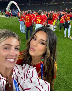 Marta Díaz Instagram - Final de la Eurocopa, ha sido una de las experiencias más emocionantes de mi vida 🥹❤️🇪🇸🔥 nos la llevamossss a casaaaa! 🏆 
@alicecampello @alvaromorata os merecéis todo lo bueno que os pase, os admiro, y os quiero, sois la familia más bonita del mundo 😍✨🫶🏼