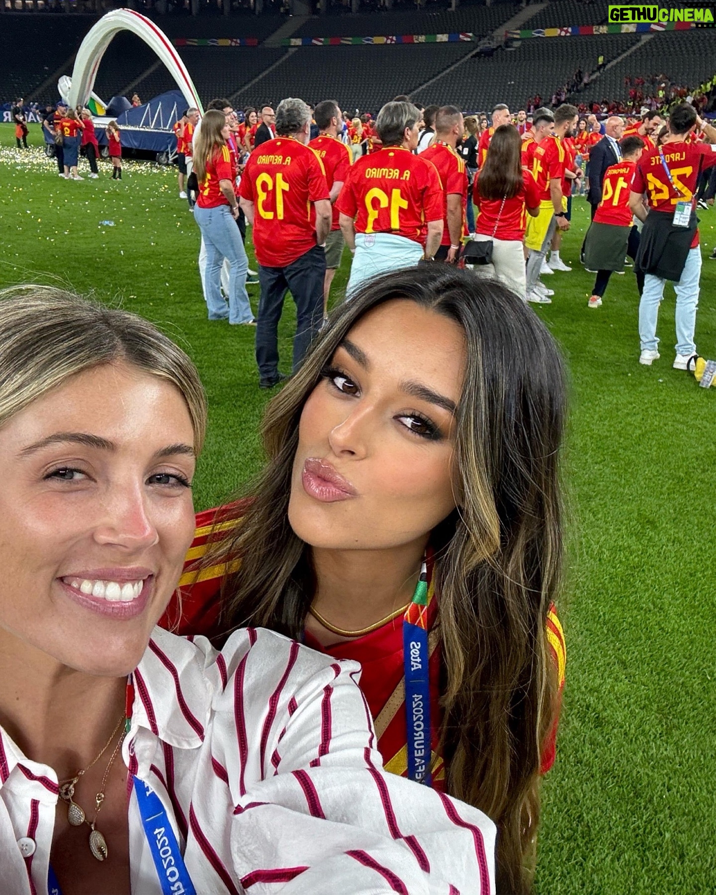 Marta Díaz - 775.1K Likes - Final de la Eurocopa, ha sido una de las experiencias más emocionantes de mi vida 🥹❤️🇪🇸🔥 nos la llevamossss a casaaaa! 🏆
@alicecampello @alvaromorata os merecéis todo lo bueno que os pase, os admiro, y os quiero, sois la familia más bonita del mundo 😍✨🫶🏼