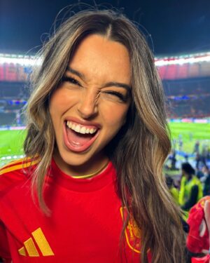 Marta Díaz Instagram - Final de la Eurocopa, ha sido una de las experiencias más emocionantes de mi vida 🥹❤️🇪🇸🔥 nos la llevamossss a casaaaa! 🏆 
@alicecampello @alvaromorata os merecéis todo lo bueno que os pase, os admiro, y os quiero, sois la familia más bonita del mundo 😍✨🫶🏼