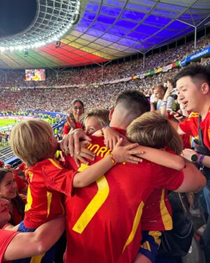 Marta Díaz Instagram - Final de la Eurocopa, ha sido una de las experiencias más emocionantes de mi vida 🥹❤️🇪🇸🔥 nos la llevamossss a casaaaa! 🏆 
@alicecampello @alvaromorata os merecéis todo lo bueno que os pase, os admiro, y os quiero, sois la familia más bonita del mundo 😍✨🫶🏼