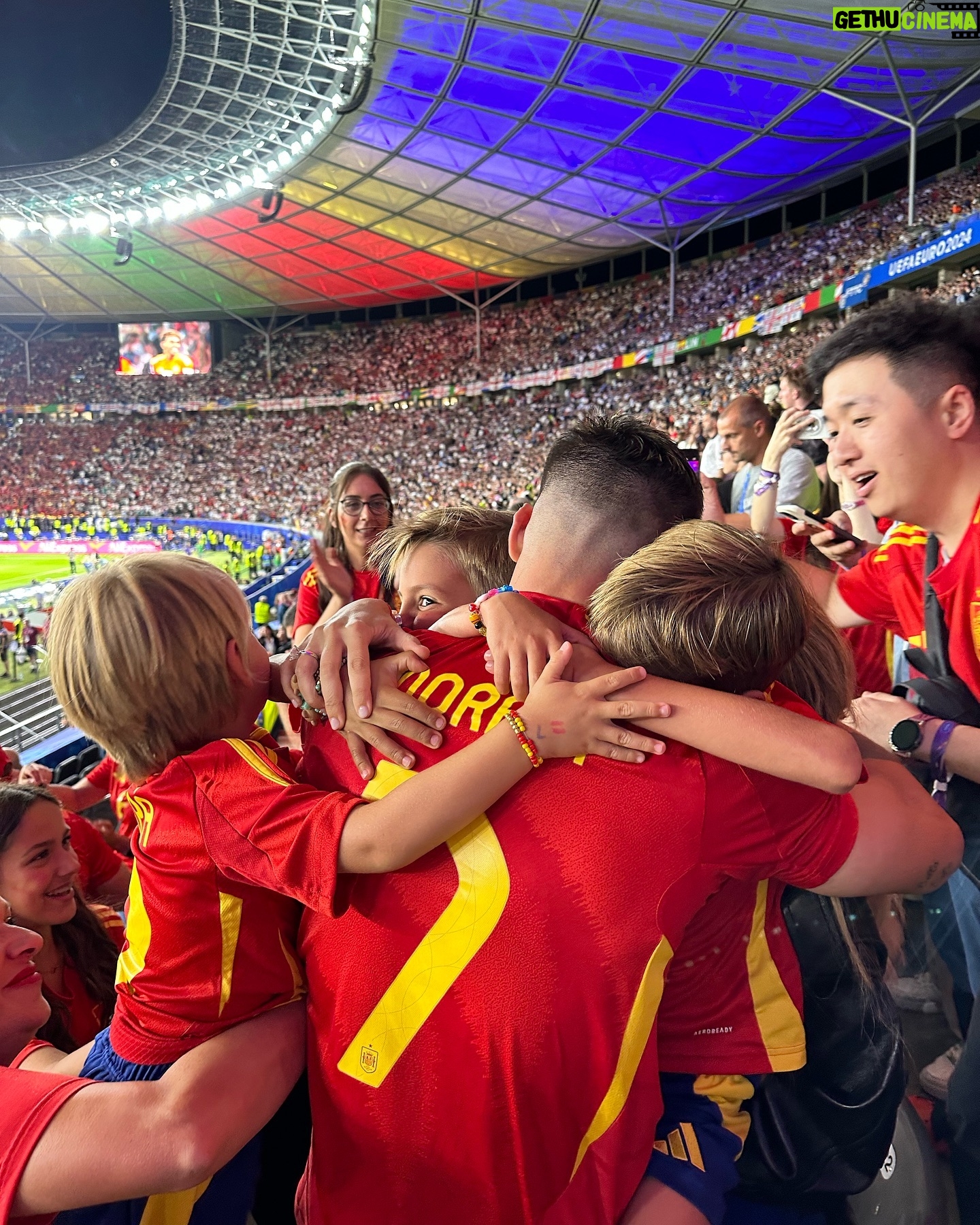 Marta Díaz - 775.1K Likes - Final de la Eurocopa, ha sido una de las experiencias más emocionantes de mi vida 🥹❤️🇪🇸🔥 nos la llevamossss a casaaaa! 🏆
@alicecampello @alvaromorata os merecéis todo lo bueno que os pase, os admiro, y os quiero, sois la familia más bonita del mundo 😍✨🫶🏼
