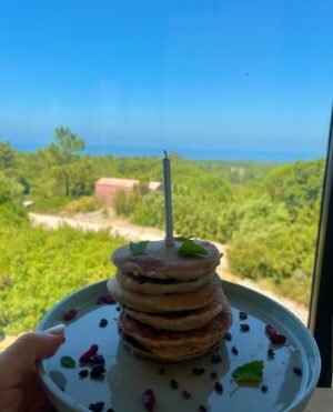 Marta Gil Instagram - Passei o meu fim de semana num sítio mágico e escondido no Meco.
O @villaepicurea é lindo😍.
É o cenário perfeito para relaxar e desligar da vida da cidade. 
Foi difícil ir embora. 
Obrigada @villaepicurea.
Foi a melhor forma de entrar nos 39 anos.💛