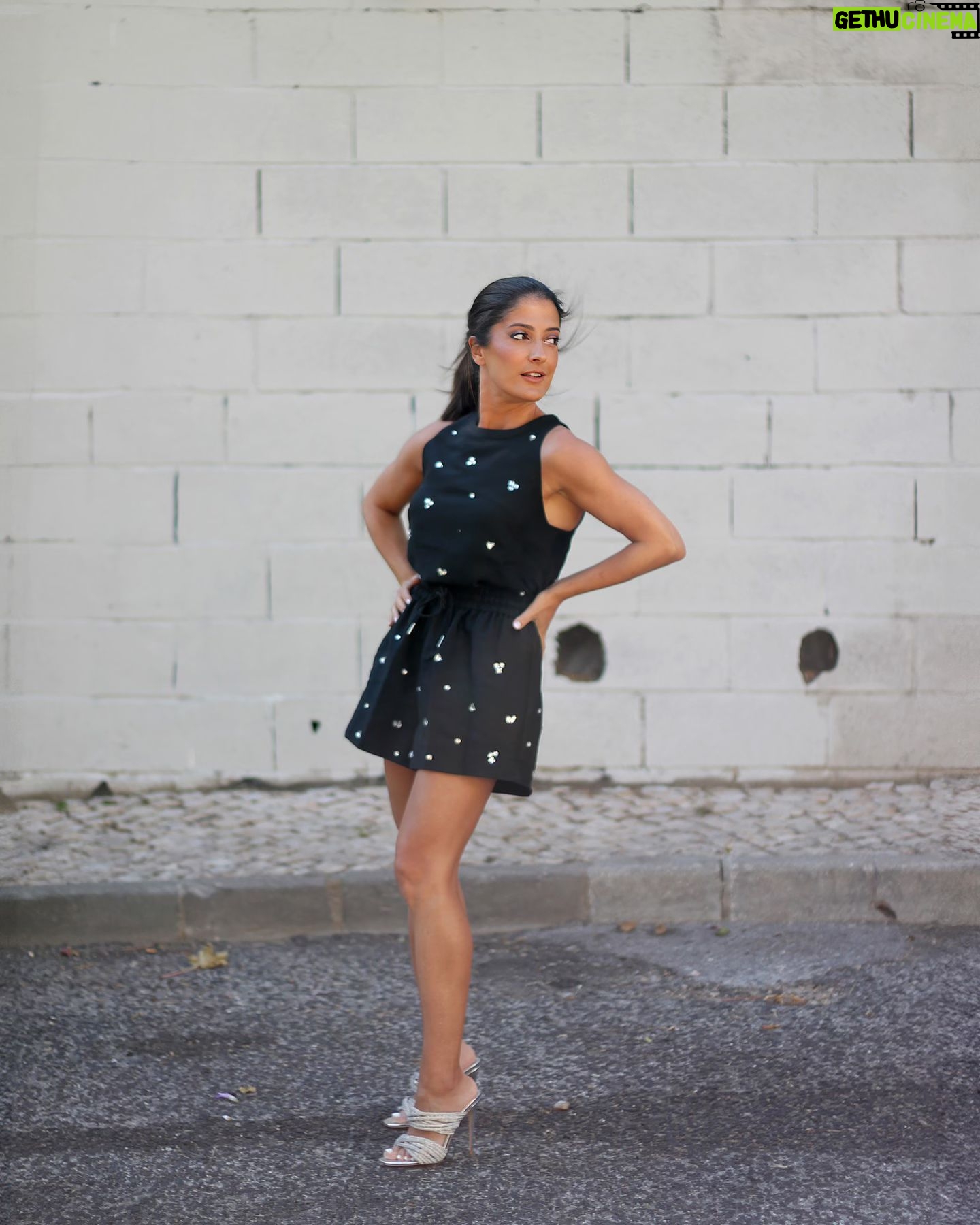 Marta Gil - 1.6K Likes - Vamos a isto:
Outfit @sandroparis
Sapatos @stevemaddenportugal
Make up @kikomilano @peneloppe_intelligencepr
Foi uma bela festa! Para a próxima não convidamos o vento sim? 😂
Festa de Verão @tvioficial