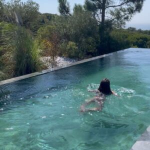 Marta Gil Instagram - Passei o meu fim de semana num sítio mágico e escondido no Meco.
O @villaepicurea é lindo😍.
É o cenário perfeito para relaxar e desligar da vida da cidade. 
Foi difícil ir embora. 
Obrigada @villaepicurea.
Foi a melhor forma de entrar nos 39 anos.💛
