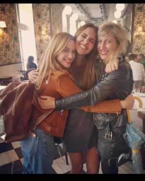 Marta Hazas Instagram - Feliz cumpleaños bonitura ❤️🎉🎂
Me hubiera encantado estar hoy contigo pero no ha podido ser por exigencias de guion. Prometo colarme en tu próximo cumpleaños 😜
Qué sigamos riéndonos así juntas toda la vida, amiguita @pau_eche Love U 
 .
( he tenido que poner una foto de serias después del vídeo random, madre mía que tremendos documentos tengo en mi carrete 😂)