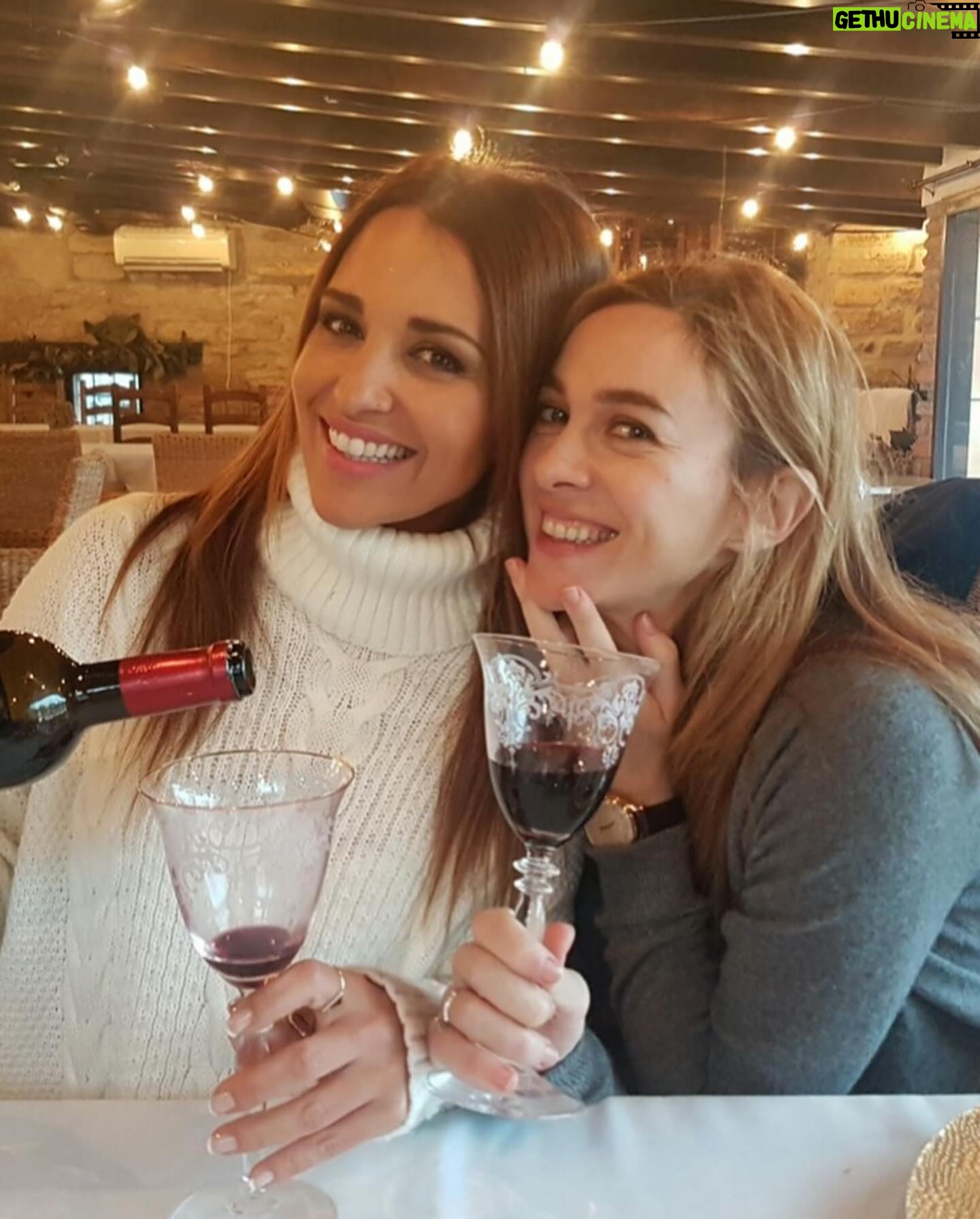 Marta Hazas - 49.2K Likes - Feliz cumpleaños bonitura ❤️🎉🎂
Me hubiera encantado estar hoy contigo pero no ha podido ser por exigencias de guion. Prometo colarme en tu próximo cumpleaños 😜
Qué sigamos riéndonos así juntas toda la vida, amiguita @pau_eche Love U
.
( he tenido que poner una foto de serias después del vídeo random, madre mía que tremendos documentos tengo en mi carrete 😂)