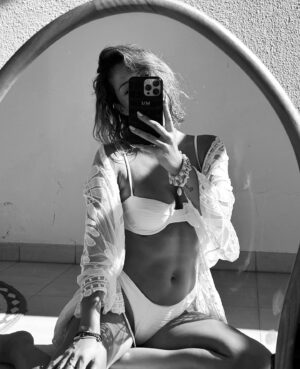 Marta Melro Instagram - This summer is going by too quickly 🐚