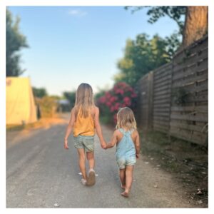 Marta Ondráčková Instagram - SAMY NA CELÉM SVĚTĚ 🤍 Ráda bych vyvrátila jeden z hlavních mýtů, které se pojí se svobodným vzděláváním. To, že děti, které nechodí do školek a škol,  vyrůstají bez kolektivu a bez kamarádů. Ono je totiž možné si ten kolektiv vytvořit i přirozenější cestou, než je umělé zasazení děti do prostředí, které si nevybraly, mezi lidi, jejichž společnost si nezvolily. Navíc už existuje, a stále vzniká, celá řada škol svobodných. Bez tříd, bez povinnosti vodit se za ruce v dvojřadu a sedět v lavici s kamarádkou, která už měsíc není nejka. 

#svobodnedeti #svobodnevzdelavani #seberizenevzdelavani #homeschooling #svobodnarodina #zivotbezskoly @detijsoutakylidi @braskove_za_skolou
