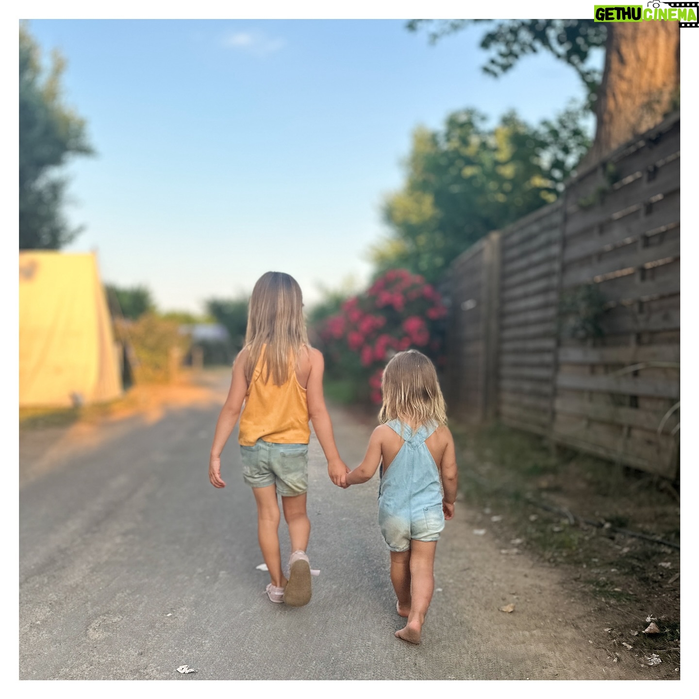 Marta Ondráčková - 1K Likes - SAMY NA CELÉM SVĚTĚ 🤍 Ráda bych vyvrátila jeden z hlavních mýtů, které se pojí se svobodným vzděláváním. To, že děti, které nechodí do školek a škol, vyrůstají bez kolektivu a bez kamarádů. Ono je totiž možné si ten kolektiv vytvořit i přirozenější cestou, než je umělé zasazení děti do prostředí, které si nevybraly, mezi lidi, jejichž společnost si nezvolily. Navíc už existuje, a stále vzniká, celá řada škol svobodných. Bez tříd, bez povinnosti vodit se za ruce v dvojřadu a sedět v lavici s kamarádkou, která už měsíc není nejka.
#svobodnedeti #svobodnevzdelavani #seberizenevzdelavani #homeschooling #svobodnarodina #zivotbezskoly @detijsoutakylidi @braskove_za_skolou