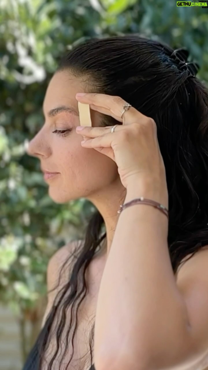 Marta Ondráčková - 751 Likes - TEJPOVÁNÍ VRANÍCH NOŽEK a další díl tejpovacího seriálu s @beautytape.cz
Nezapomeňte, že tejpování obličeje je vhodné pouze s tejpy, které jsou na to určené. S mým kódem UDRZKSICHT máte na @beautytape.cz slevu 15 % na celý sortiment.
Tejpování vraních nožek je velice efektivní způsob, jak se zbavit jemných vrásek kolem očí. Pořád mysleme na to, že tejpování je doplňková technika. Takže je potřeba předtím celou oblast rozmasírovat, ideálně i posílit.
Pokud chcete poslat odkaz, tak stačí do komentáře napsat MASÁŽ.
#udrzksicht #tape #beautytape #tejpovani #kosmeticketejpovani
#vraskykolemoci #vraninozky #purebeauty #41 #oci