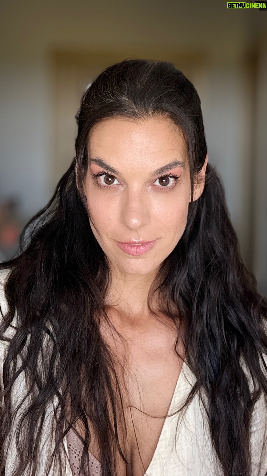 Marta Ondráčková - 1.5K Likes - ROZTEKLÝ OBLIČEJ? V létě ani v jakémkoliv jiném období! Pokud chcete mít svůj ksichtík pod kontrolou, mám pro vás základní pravidla.
1. Čištění
2. Exfoliace
3. Masky
4. Tonizace
5. Séra
6. Cvičení
7. Masáže
8. Masáže
9. Masáže
10. Kvalitní jídlo, pití, sex a společnost
#udrzksicht #udrzlife #41 #rutina #pece #prirodnikosmetika #cleanbeauty #dvoufazovecisteni #exfoliace #maska #tonner #tonikum #serum #aktivniserum #massage #skulpturalnimasaz #skulpturalnilifting #bezmakeupu #nontoxicbeauty #greenbeauty #leto #letnipece #letnimakeup