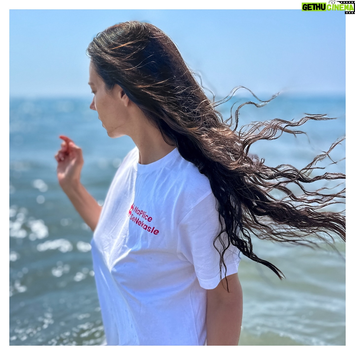 Marta Ondráčková - 764 Likes - VOLNĚ DÝCHAT nemusí být vůbec samozřejmost. Před pár měsíci mi zemřel tatínek na rakovinu plic. Přišlo se na ni příliš pozdě. Přitom měl příznaky, které měly u praktického lékaře, možná i o mnoho let dřív, rozsvítit červenou kontrolku. Především neustávající kašel. Ale u bývalého silného kuřáka to přece není nic zvláštního… Bohužel bylo.
1. srpen je Světový den boje s rakovinou plic.
Připomíná, abychom nepodceňovali nejčastější příznak, kterým je právě dlouhodobý kašel.
A to nikdo z nás - kašel totiž může být příznakem nádoru i u nekuřáků.
Kašel delší než obvykle vždy konzultujte s lékařem. Nekašlejte na plíce ❤️
@plice_online #naplicesenekasle #worldlungcancerday #zivot #zdravi #volnedychat
