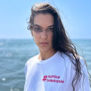 Marta Ondráčková Instagram - VOLNĚ DÝCHAT nemusí být vůbec samozřejmost. Před pár měsíci mi zemřel tatínek na rakovinu plic. Přišlo se na ni příliš pozdě. Přitom měl příznaky, které měly u praktického lékaře, možná i o mnoho let dřív, rozsvítit červenou kontrolku. Především neustávající kašel. Ale u bývalého silného kuřáka to přece není nic zvláštního… Bohužel bylo. 
1. srpen je Světový den boje s rakovinou plic.
Připomíná, abychom nepodceňovali nejčastější příznak, kterým je právě dlouhodobý kašel.
A to nikdo z nás - kašel totiž může být příznakem nádoru i u nekuřáků.
Kašel delší než obvykle vždy konzultujte s lékařem. Nekašlejte na plíce ❤️
 @plice_online #naplicesenekasle #worldlungcancerday #zivot #zdravi #volnedychat