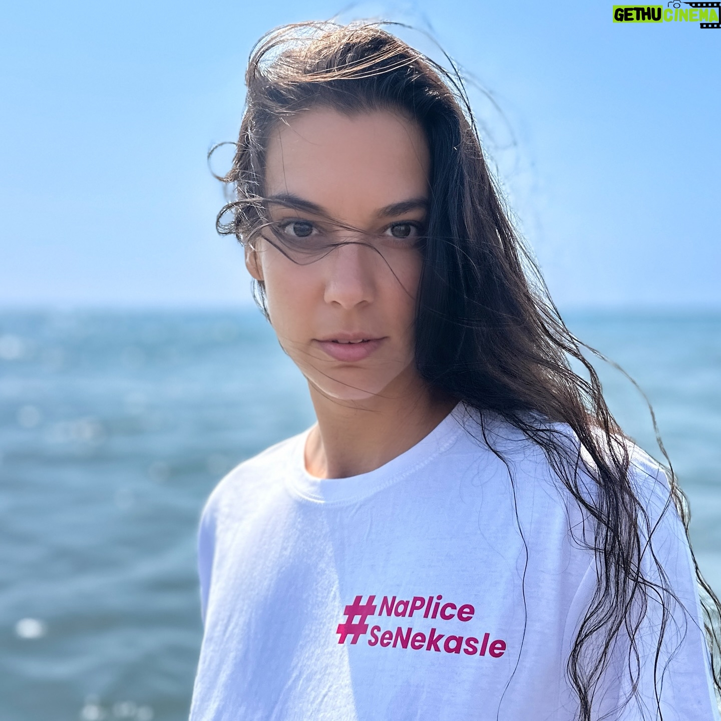 Marta Ondráčková - 764 Likes - VOLNĚ DÝCHAT nemusí být vůbec samozřejmost. Před pár měsíci mi zemřel tatínek na rakovinu plic. Přišlo se na ni příliš pozdě. Přitom měl příznaky, které měly u praktického lékaře, možná i o mnoho let dřív, rozsvítit červenou kontrolku. Především neustávající kašel. Ale u bývalého silného kuřáka to přece není nic zvláštního… Bohužel bylo.
1. srpen je Světový den boje s rakovinou plic.
Připomíná, abychom nepodceňovali nejčastější příznak, kterým je právě dlouhodobý kašel.
A to nikdo z nás - kašel totiž může být příznakem nádoru i u nekuřáků.
Kašel delší než obvykle vždy konzultujte s lékařem. Nekašlejte na plíce ❤️
@plice_online #naplicesenekasle #worldlungcancerday #zivot #zdravi #volnedychat
